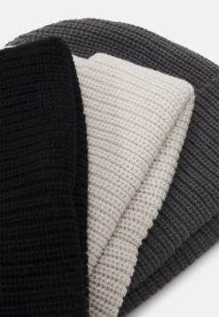 Pier One UNISEX 3 PACK - Mütze - Black/dark Grey/off-white/ 11 Pier One UNISEX 3 PACK - Mütze - Black/dark Grey/off-white/ -Pier One 2a1daa058c674c9dbb0074799d429f4b